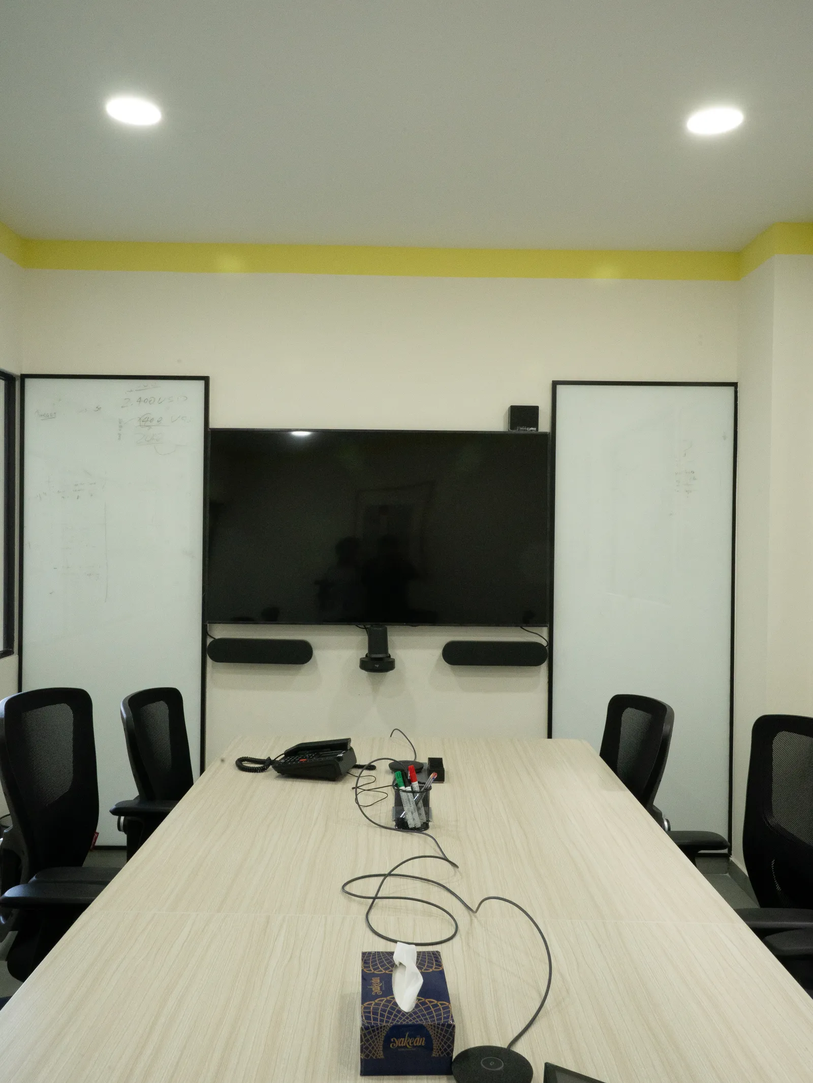 Meeting room with conference table and video screen — Everta